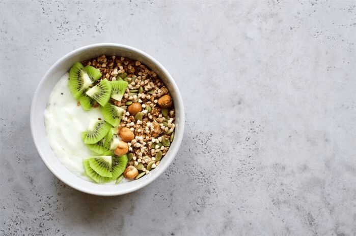 buckwheat porridge with yogurt and fruit
